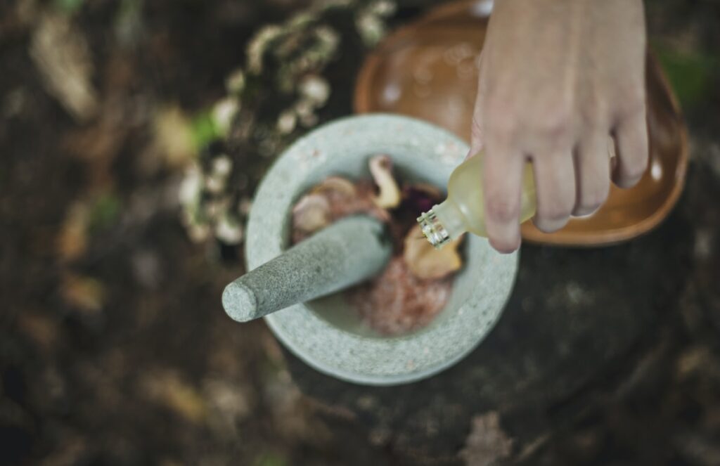 Ayurveda Zutaten werden gemischt im Mörser