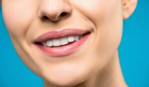 Mundpartie einer Frau mit gesunden, weißen Zähnen