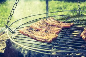 Gegrilltes Fleisch auf Schwenkgrill