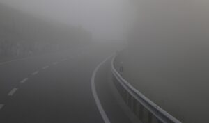 Dichter Nebel auf Autobahn