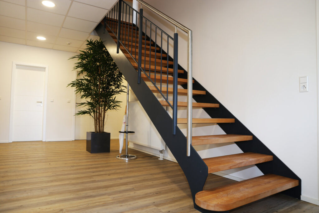 Moderne neue Holztreppe innen