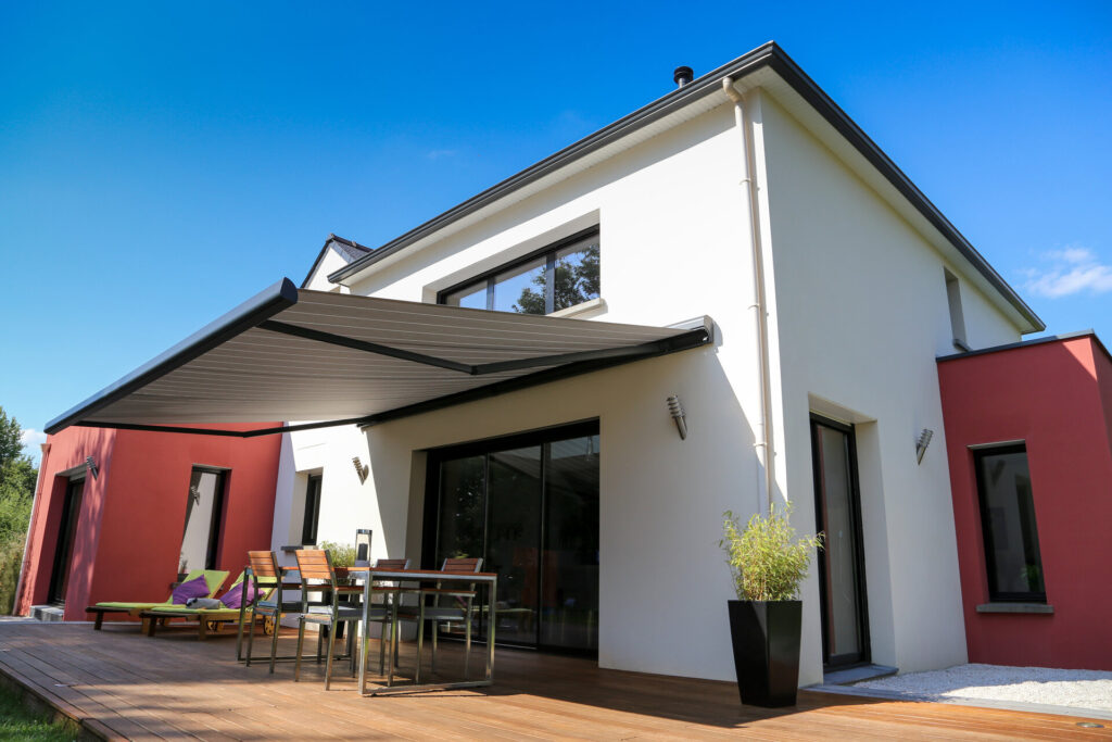 Ein modernes Haus in Möchengladbach, mit Holzterrasse und Markise