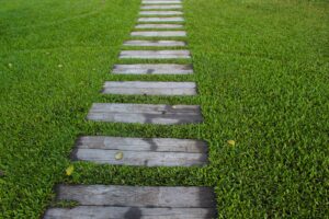 Ein Gartenweg mit Holzlatten