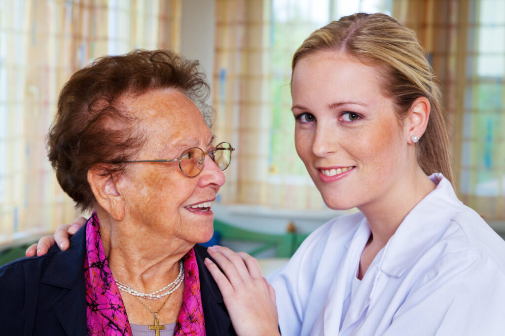 Eine Pflegerin der Hauskrankenpflege besucht eine Patienten zuhause