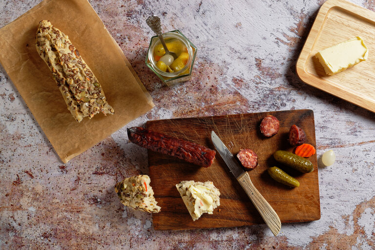 Bayerische Brotzeit mit einer Südtiroler Rohwurst und einer Brotstange.