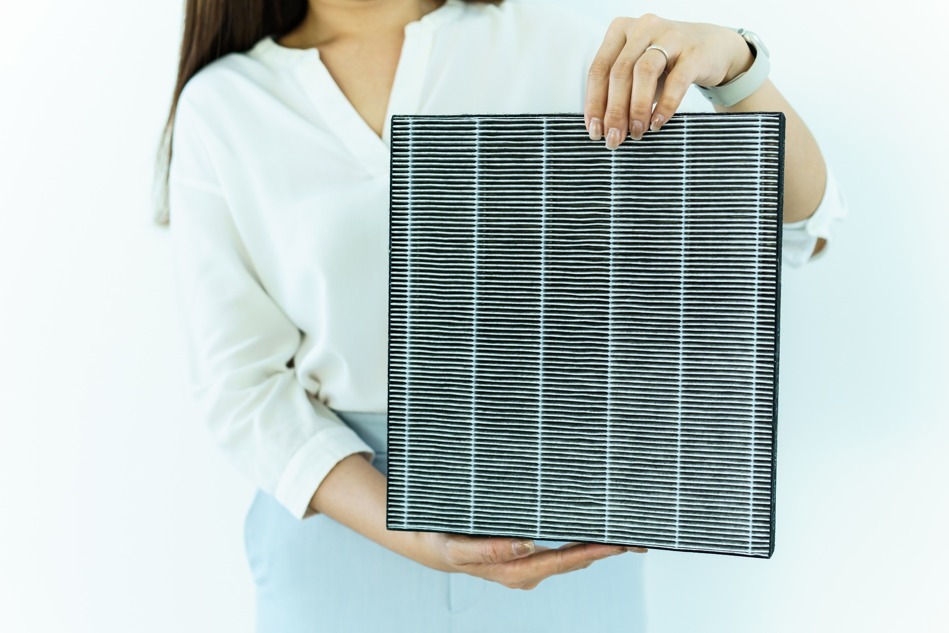 HEPA-Filterelement wird in der Hand präsentiert | Enthärtungsanlage

