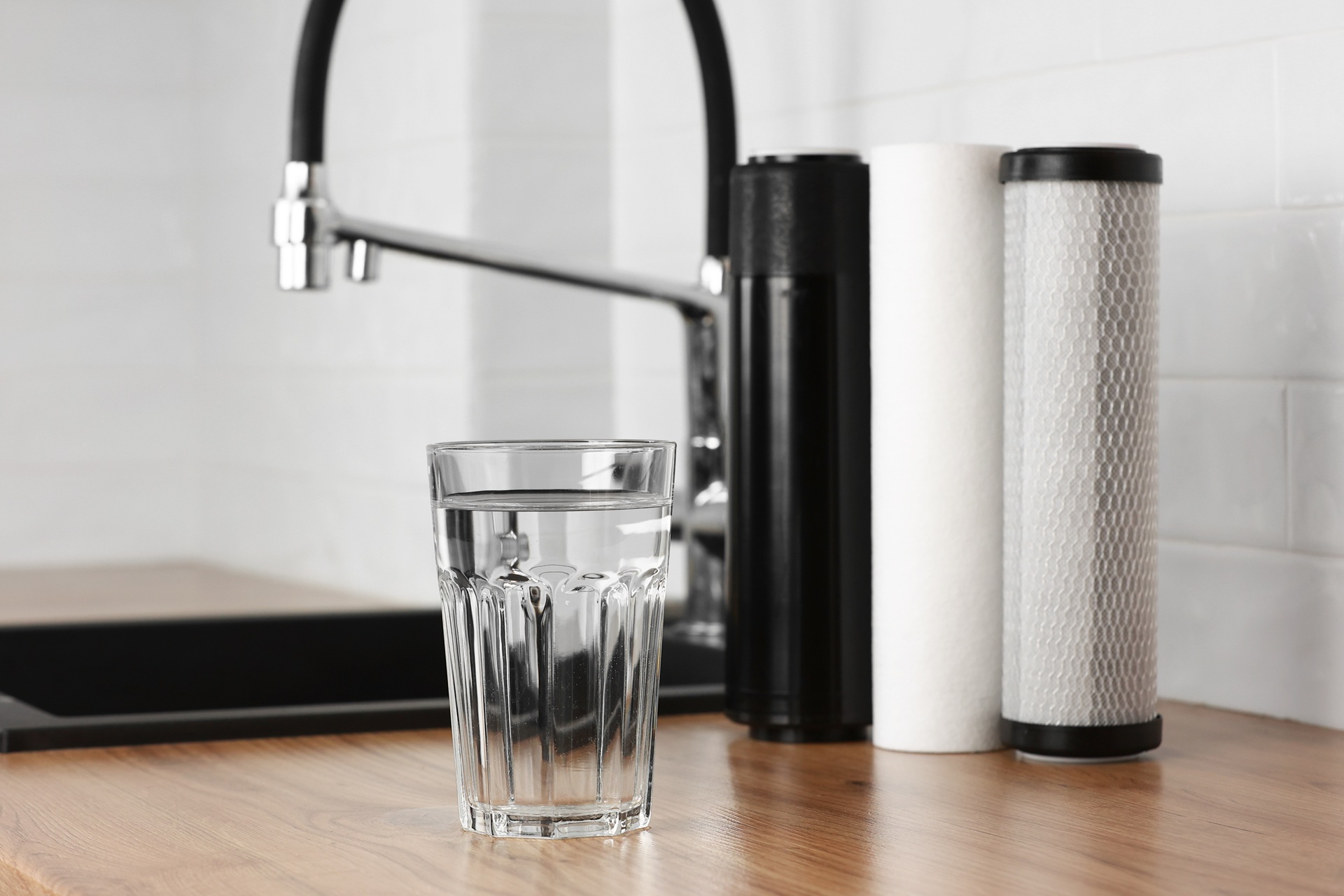 Wasserfilter mit Trinkglas auf Arbeitsplatte | Enthärtungsanlage

